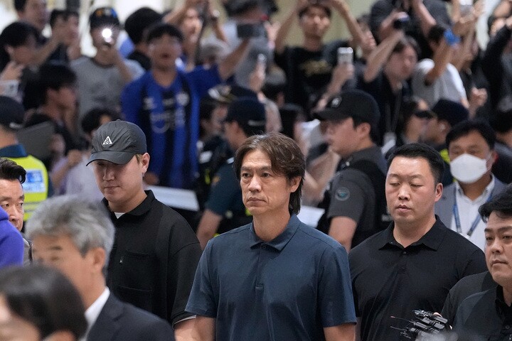 Hàng trăm cổ động viên và các YouTuber đón đội tuyển Hàn Quốc bằng những tiếng la ó. (Ảnh: AP)