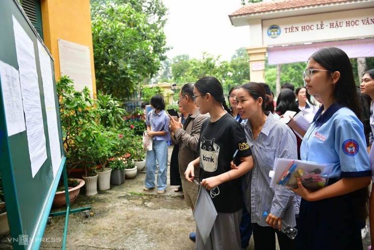 Thí sinh, phụ huynh xem thông tin trong kỳ thi vào lớp 10 TP HCM, ngày 31/5. Ảnh: Thanh Tùng