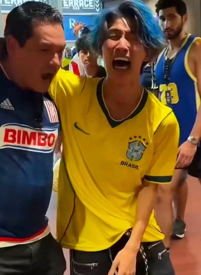 CĐV này sau đó cũng mặc áo Brazil chung vui cùng đội bạn.