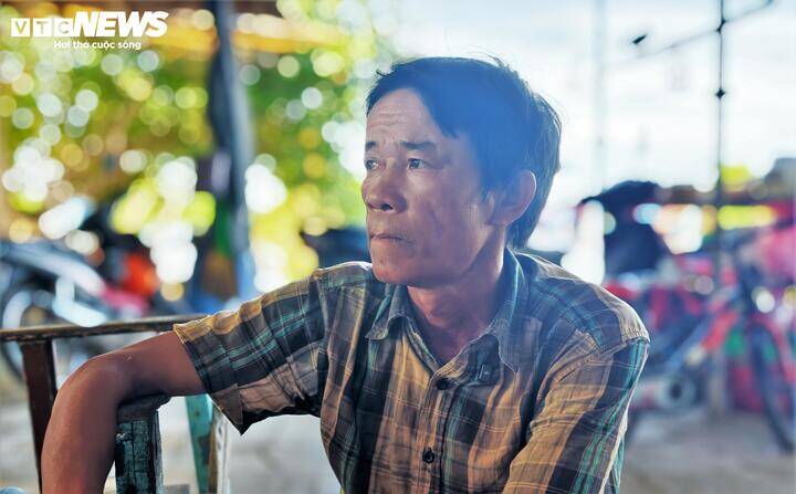 "Mọi thứ diễn ra quá nhanh, gió thổi mạnh như tạt thêm dầu vào lửa. Nhiều chủ ghe tàu ở xa, còn chúng tôi chỉ biết chạy thoát thân chờ cứu hộ đến chứ không thể di dời tàu đi nơi khác. Nhìn hơn chục con tàu của bà con cháy rụi mà tim gan tôi như thắt lại"