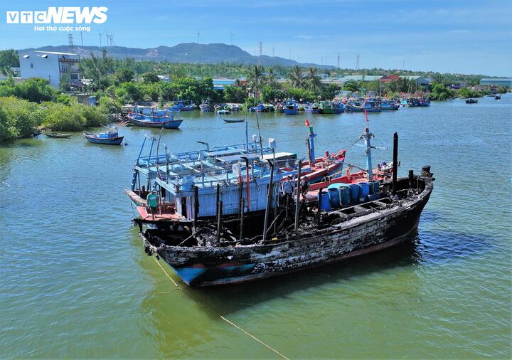 Đối với 5 tàu cá đã đăng ký giải bản và đang trong quá trình thẩm định hồ sơ, lãnh đạo tỉnh thống nhất cho hưởng chính sách giải bản theo Nghị quyết số 27/2025/NQ-HĐND của HĐND tỉnh. Với các tàu còn lại, Chủ tịch UBND tỉnh giao các cơ quan chức năng rà soát, đề xuất vận dụng chính sách giải bản phù hợp, đồng thời nghiên cứu phương án chuyển đổi ngành nghề để ổn định sinh kế cho ngư dân.
