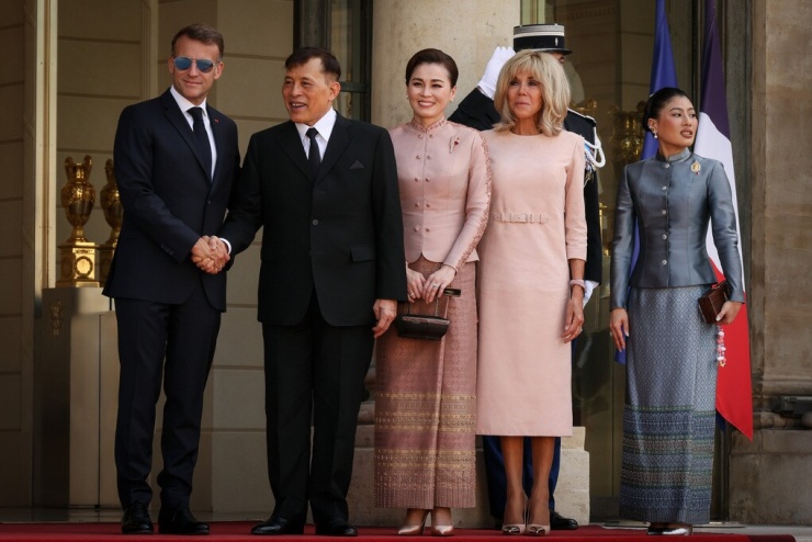 Tổng thống Pháp trong lễ đón Quốc vương Thái Lan cùng Hoàng hậu, Công chúa Thái Lan ở Điện Elysee tại Paris ngày 29/6. Ảnh: AP