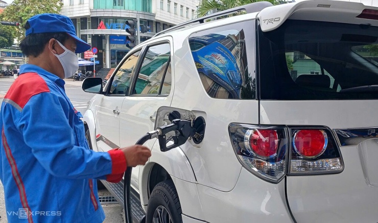 Khách đổ xăng tại cây xăng trên đường Phổ Quang, phường Tân Sơn Hòa, TP HCM. Ảnh: Thi Hà