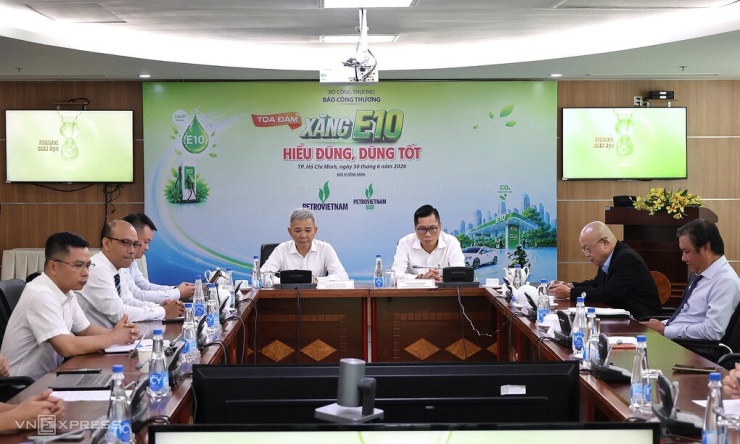 Lãnh đạo ban ngành cùng hiệp hội và doanh nghiệp trao đổi về xăng E5 tại tọa đàm sáng 30/6 ở TP HCM. Ảnh: Hoàng Chiến