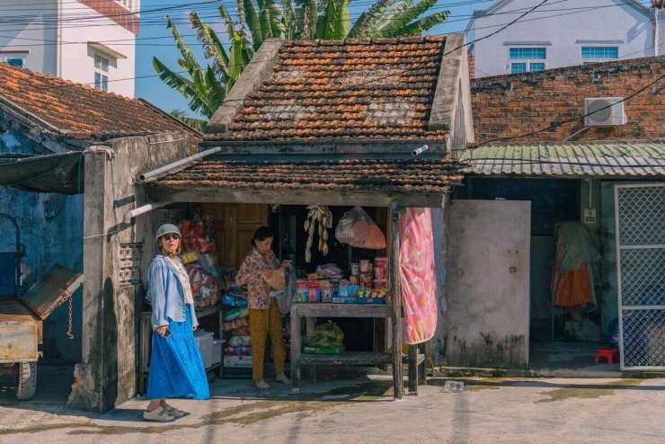 Anh Nhật chọn xe máy để khám phá nhịp sống ở Dốc Lết, ghé các quán chè, bánh đông khách để lắng nghe người dân địa phương kể chuyện nghề đi biển, nếp sinh hoạt ở làng chài. "Có những mẩu chuyện ngắn nhưng đầy tình cảm, cảm giác như được chữa lành", anh Nhật nói. Về hạ tầng du lịch, anh Nhật đánh giá tình trạng xả rác thải sinh hoạt tại một số khu vực trên bãi biển Dốc Lết vẫn tồn tại. Hiện tại, chính quyền địa phương cùng các cơ sở lưu trú trong khu vực đang triển khai các biện pháp xử lý nhằm cải thiện vệ sinh môi trường trong thời gian tới.