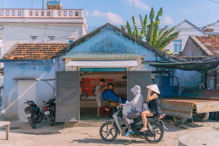 Anh Nhật chọn xe máy để khám phá nhịp sống ở Dốc Lết, ghé các quán chè, bánh đông khách để lắng nghe người dân địa phương kể chuyện nghề đi biển, nếp sinh hoạt ở làng chài. "Có những mẩu chuyện ngắn nhưng đầy tình cảm, cảm giác như được chữa lành", anh Nhật nói. Về hạ tầng du lịch, anh Nhật đánh giá tình trạng xả rác thải sinh hoạt tại một số khu vực trên bãi biển Dốc Lết vẫn tồn tại. Hiện tại, chính quyền địa phương cùng các cơ sở lưu trú trong khu vực đang triển khai các biện pháp xử lý nhằm cải thiện vệ sinh môi trường trong thời gian tới.