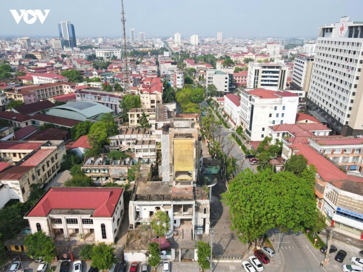 Trên các tuyến phố trung tâm như Nguyễn Văn Cừ và Hoàng Văn Thụ có hàng loạt trụ sở cơ quan cũ tại phường Bắc Giang đang trong tình trạng bỏ hoang, xuống cấp nghiêm trọng sau nhiều năm không còn được sử dụng.