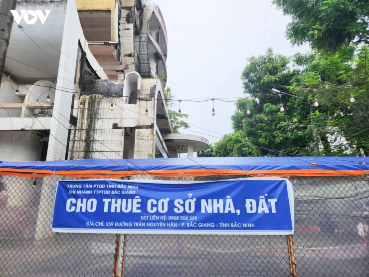 Bên ngoài công trình xuất hiện nhiều mảng tường bong tróc, kết cấu xuống cấp, tiềm ẩn nguy cơ mất an toàn và ảnh hưởng đến mỹ quan đô thị.