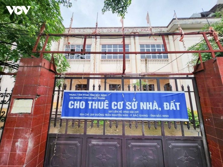 Trước đó, địa phương đã phối hợp với cơ quan chuyên môn hoàn thiện hồ sơ, đề xuất đưa khu đất ra đấu giá với giá khởi điểm khoảng 500 tỷ đồng để triển khai dự án nhà ở cao tầng. Tuy nhiên, phương án này chưa được phê duyệt do khu vực liền kề trụ sở Công an tỉnh Bắc Giang cũ đã được quy hoạch xây dựng nhà ở xã hội dành cho lực lượng Công an nhân dân. Việc phát triển đồng thời nhiều dự án nhà ở được đánh giá có thể gây áp lực lớn lên hạ tầng giao thông và hạ tầng kỹ thuật hiện hữu.