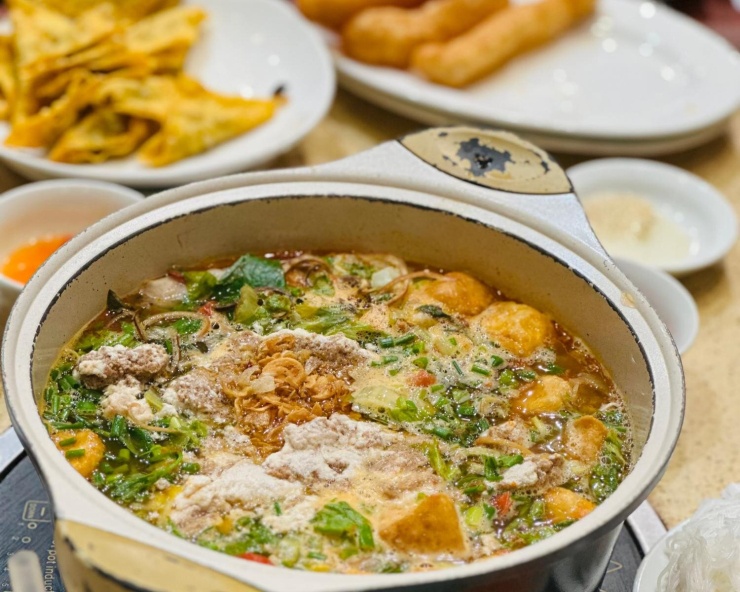 Ăn đồ nóng quá thường xuyên gây hại dạ dày. Ảnh: Ban Mai