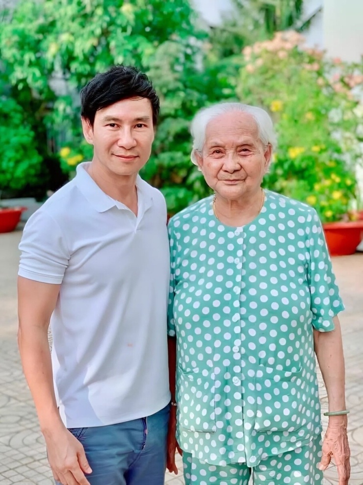 Lý Hải và mẹ.