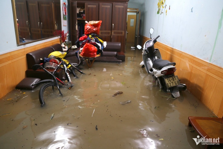 Mặc dù người dân đã chắn trước cửa nhưng nước vẫn tràn vào nhà. Ảnh: Phạm Công