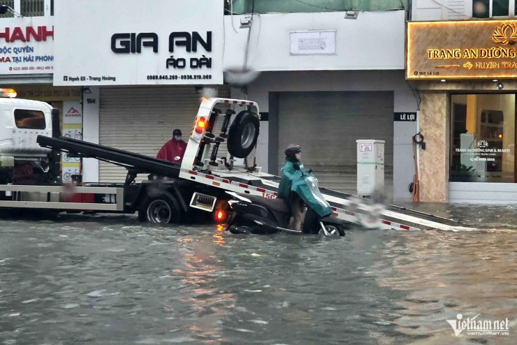 Một điểm bị ngập sâu tại phố Lê Lợi. Ảnh: Thu Hằng