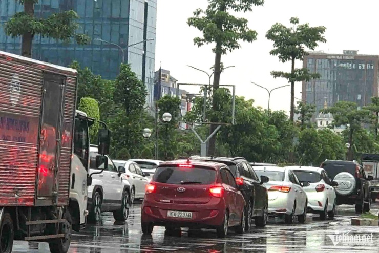 Các ô tô ùn tắc trên phố Lê Hồng Phong. Ảnh: Thu Hằng