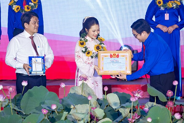 Ca sĩ Phương Mỹ Chi cất vang "Made In Vietnam", tiếp tục được tuyên dương tại Đại hội Thanh niên tiên tiến 2026.