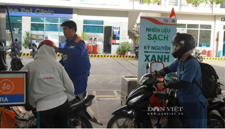 Người dân TP.HCM đổ xăng tại cây xăng bán xăng sinh học E10 và E5. Ảnh: T.T
