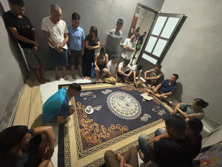 Các đối tượng khi bị bắt giữ tại tụ điểm đánh bạc