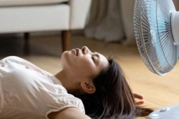 Dùng quạt sai cách trong ngày nắng nóng có thể gây hại sức khỏe: 5 lỗi nhiều gia đình đang mắc phải