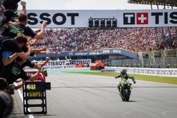 Đua xe MotoGP, Dutch GP: “Chiến binh samurai” Ogura chiến thắng đầy cảm xúc, mở toang cuộc đua vô địch