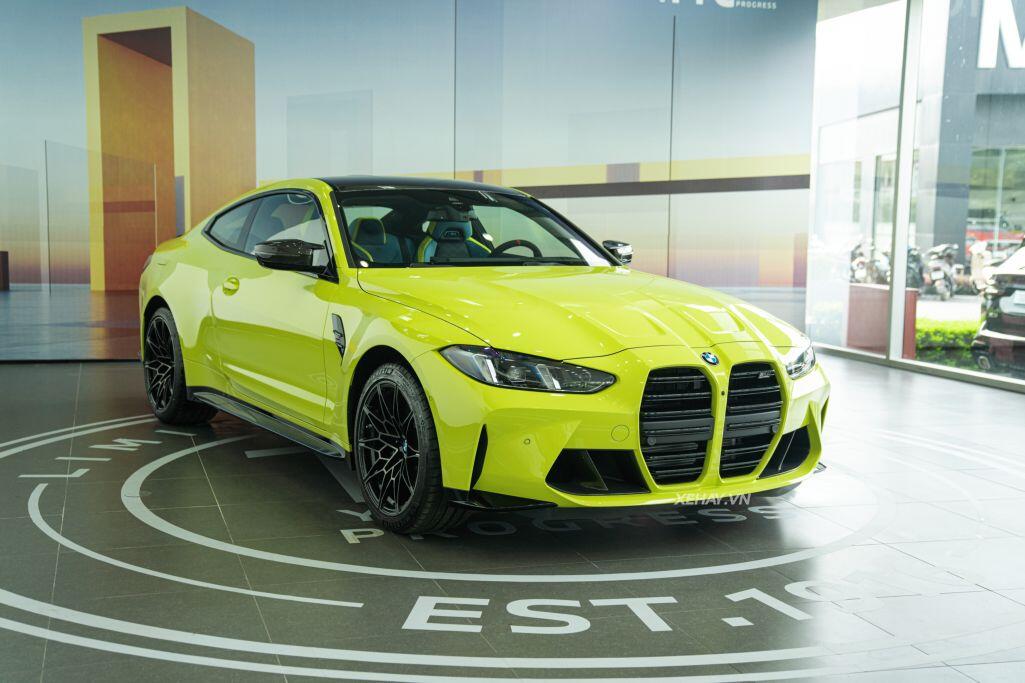 Mẫu xe BMW M4 Competition phiên bản nâng cấp (LCI) với ngoại thất màu vàng Sao Paulo Yellow.