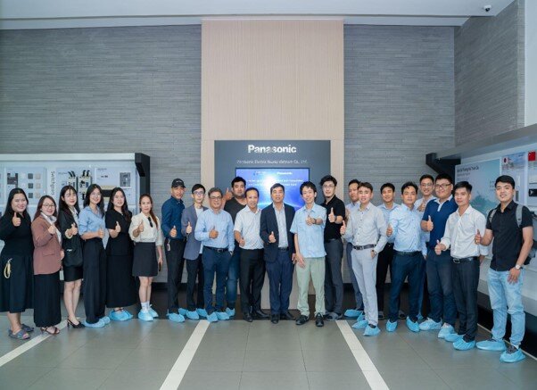Đại diện Việt Nam Solar cùng các đối tác chụp ảnh lưu niệm tại nhà máy Panasonic Electric Works Việt Nam. Ảnh: Việt Nam Solar