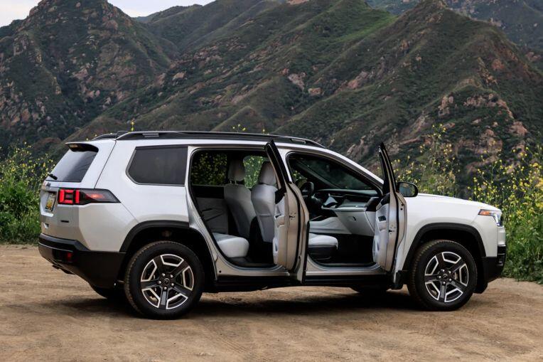 Jeep Cherokee sử dụng hệ truyền động hybrid kết hợp động cơ xăng tăng áp 1.6L và hai mô-tơ điện.