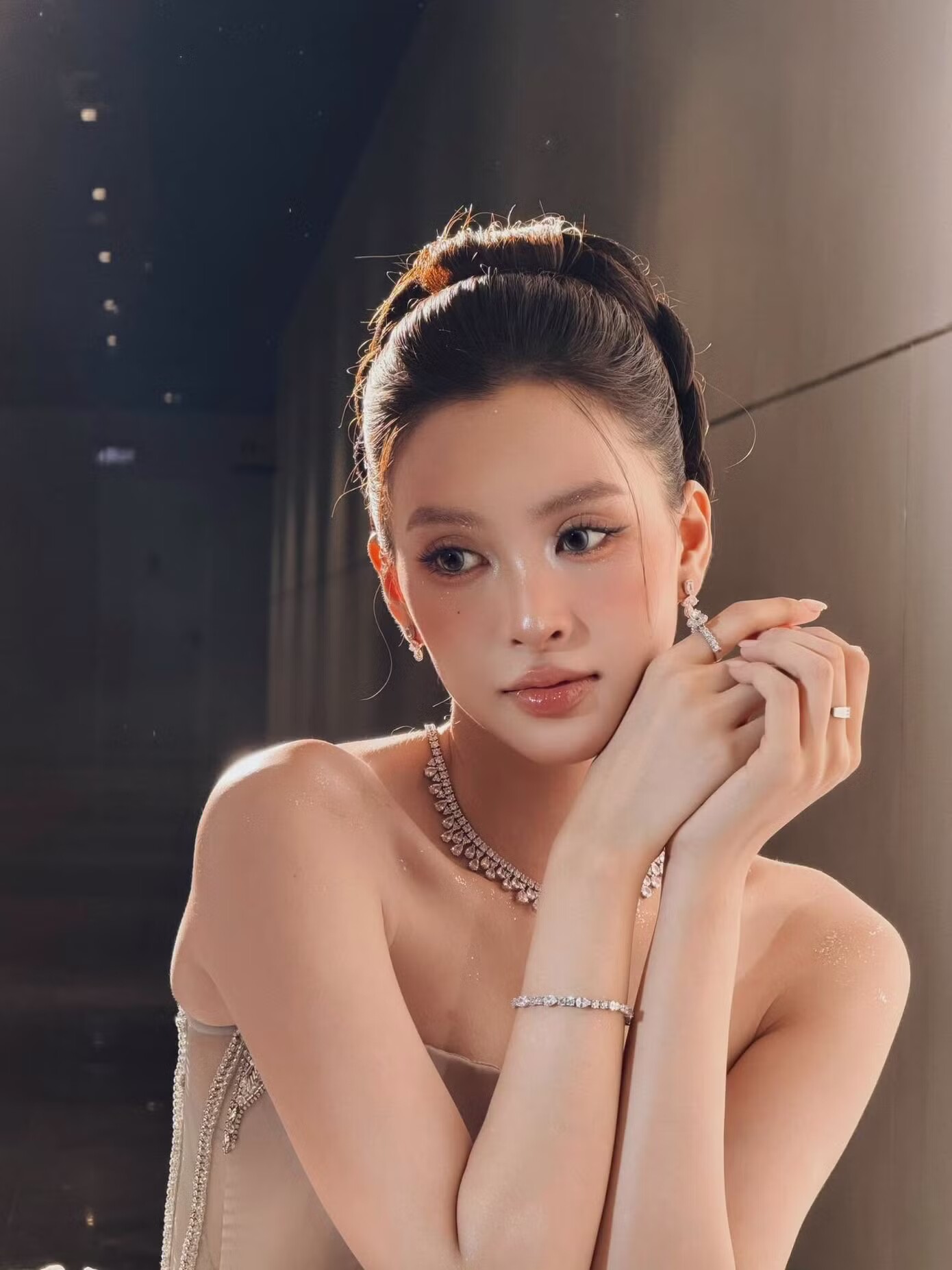 Hoa hậu Tiểu Vy mặc cùng một thiết kế thảm đỏ với Châu Dã, ai nổi bật hơn? - 5