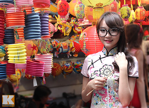 Thiếu nữ Sài thành xinh tươi dạo phố lồng đèn - 7