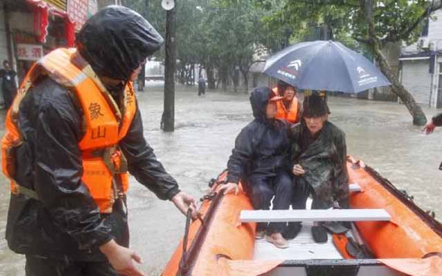 mưa to gió lớn khiến nhiều tuyết đường, phố bị ngập lụt, các quan chức địa phương cho biết hôm 11.7.