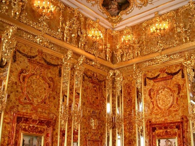 Căn phòng hổ phách bên trong tòa cung điện Catherine thuộc Tsarskoye Selo gần Saint Petersburg, Nga từng được coi là kỳ quan thứ 8 của nhân loại. Thế Chiến II nổ ra, để bảo vệ căn phòng cùng những cổ vật khác, người ta đã chuyển nó đến một nơi bí mật không ai có thể tìm ra.