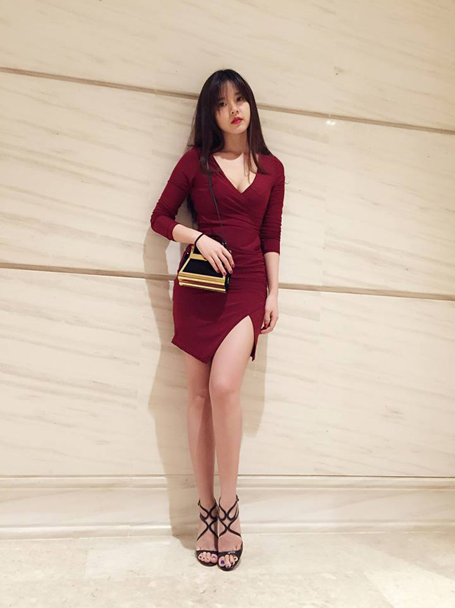 Với vóc dáng chuẩn, Midu rất dễ gây ấn tượng với những bộ váy ôm sát