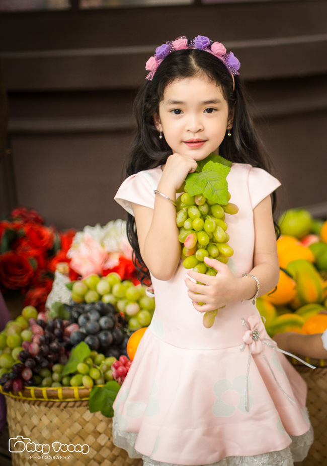 Mặc dù lần đầu đứng trước ống kính máy ảnh nhưng bé diễn rất tự nhiên, duyên dáng