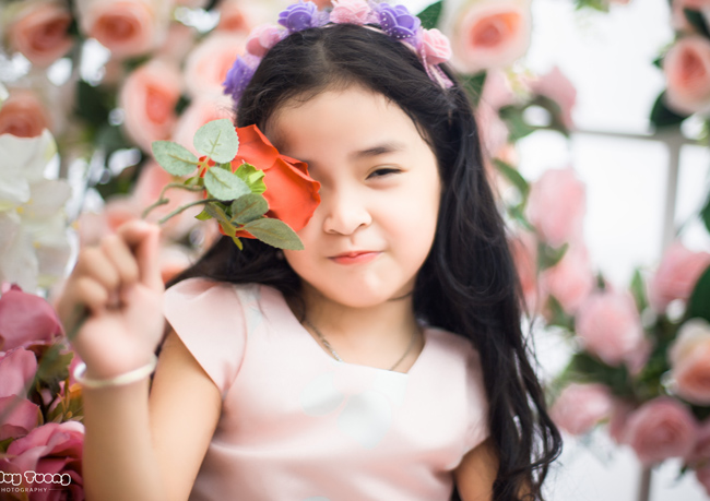 Mẹ Khánh Vi chia sẻ, dù rất bé nhưng Khánh Vi rất biết điều, ngoan ngoãn, lễ phép với mọi người