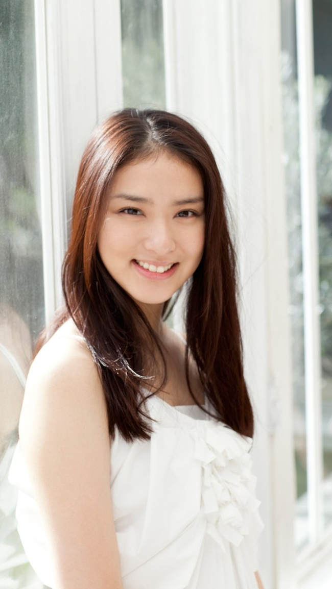 Nụ cười của Emi Takei có thể khiến bạn tan chảy.