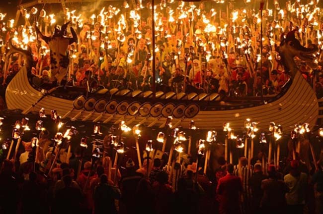 4. Lễ hội lửa ở Scotland: Lễ hội mang tên Up Helly Aa được tổ chức vào ngày thứ ba cuối cùng của tháng 1 hàng năm, tại thủ phủ Lerwick –quần đảo Shetland.&nbsp;

