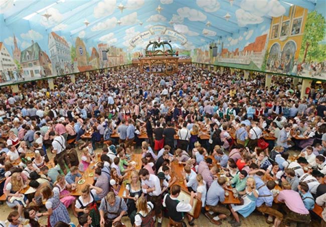 5. Lễ hội bia Oktoberfest, Đức: Đây là lễ hội bia lớn nhất thế giới, diễn ra vào thứ Bảy cuối cùng của tháng 9 đến hết Chủ nhật đầu tiên của tháng 10 hàng năm tại thành phố Munich, Bavaria.&nbsp;
