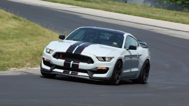 Trong đó, GT350R không trang bị thêm 1 ghế sau.
