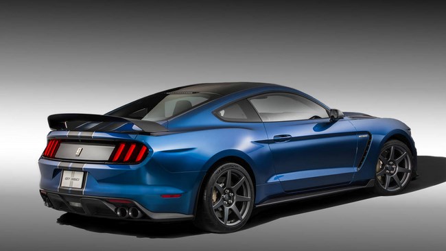 Xe có nhiều phiên bản màu tùy chọn khác nhau. Dự kiến GT350R của Ford có giá khá đắt 63.495 USD &#40;khoảng 1,4 tỷ đồng&#41;.