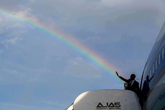 Chỉ cần&nbsp;tổng thống Barack&nbsp;Obama đưa tay chào là đã &#34;triệu hồi&#34; được cầu vồng.