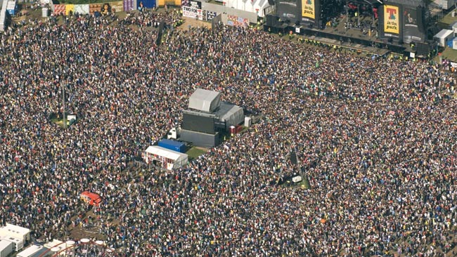 T In The Park, Scotland: T In The Park&nbsp;là sự kiện âm nhạc thường niên ở Scotland - Anh, bắt đầu từ năm 1994. Lễ hội được đặt tên dựa theo nhà tài trợ lớn của chương trình. Sự kiện đầu tiên được tổ chức tại Công viên Strathclyde, Lanarkshire nhưng từ năm 1997 đến năm 2014 đã được tổ chức tại sân bay bỏ hoang Balado, Kinross-shire. Năm 2015, lễ hội vừa được tổ chức vào ngày 8-10.7 tại lâu đài Strathallan, Strathallan, Perthshire. Địa điểm này đồng thời sẽ là nơi tổ chức lễ hội trong vài năm tới. Ban đầu sự kiện âm nhạc này chỉ kéo dài hai ngày. Bắt đầu từ năm 2007,&nbsp; lễ hội được chính thức&nbsp; tổ chức vào 3 ngày cuối tuần (thứ 6, thứ 7 và Chủ nhật). Lễ hội thu hút khoảng 85.000 người tham gia.

