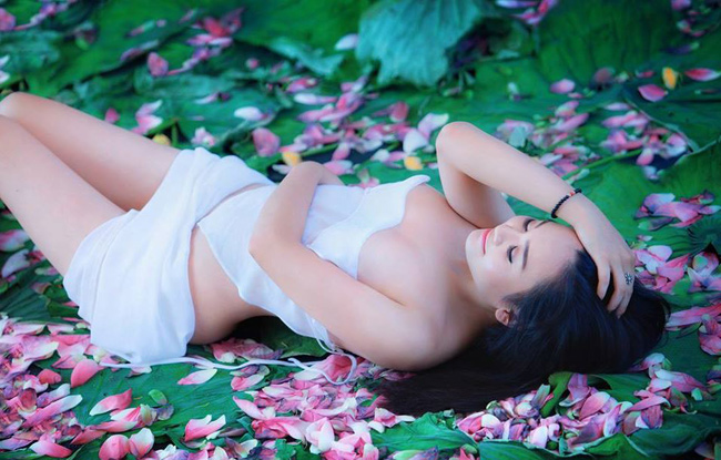 Là một nữ cảnh sát nhưng Phương Thảo không ngần ngại diện bộ cảnh mỏng tang để chụp ảnh
