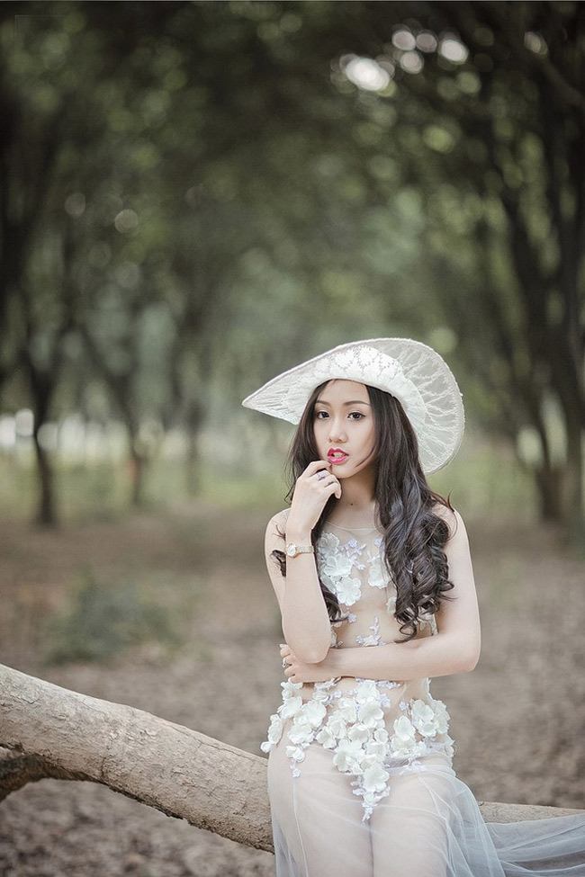 Diện trang phục xuyên thấu chụp ảnh, nữ giáo viên tương lai gây ra nhiều tranh cãi