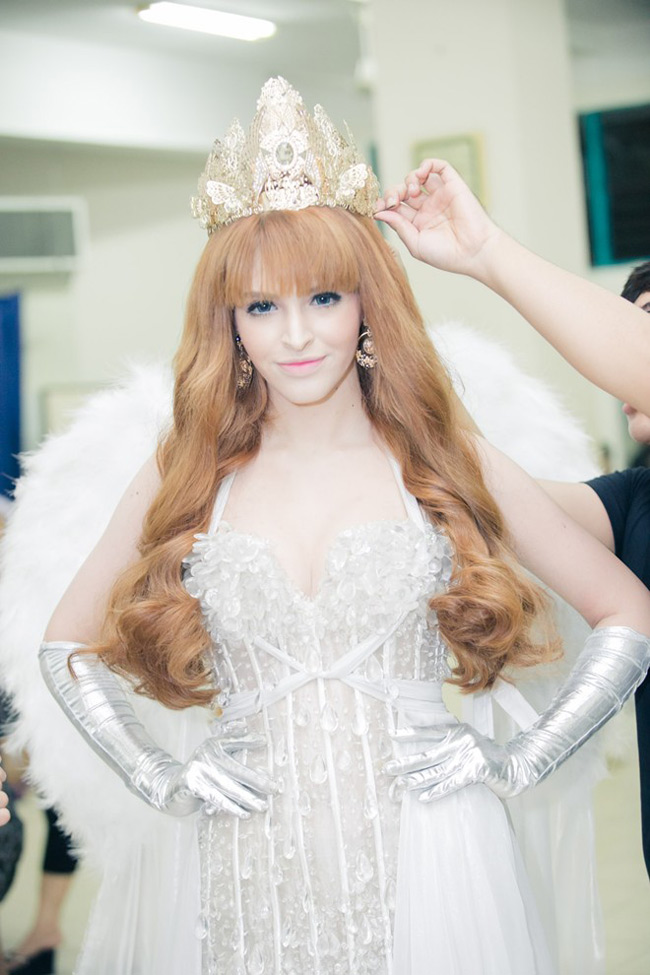 Cô bắt đầu bước lên sàn catwalk năm 14 tuổi và nhanh chóng được chú ý.&nbsp;