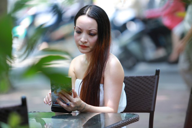Cô rời màn ảnh Việt để sang Mỹ lập nghiệp sau những sóng gió trong cuộc tình với Thuyết Buôn Vua.&nbsp;