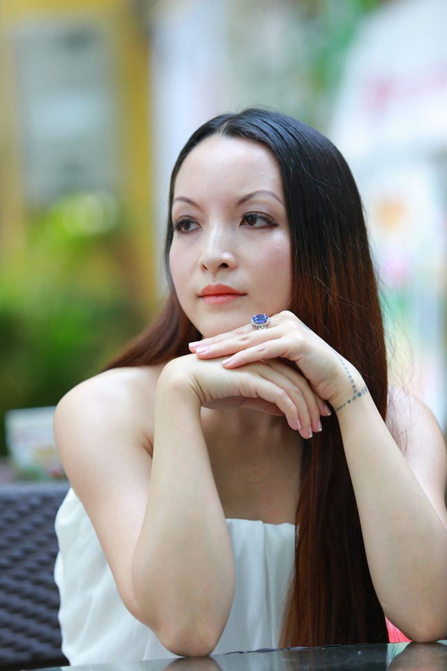 Mới đây, người đẹp bất ngờ trở về Việt Nam làm phim và lập tức trở thành tâm điểm thu hút sự chú ý.&nbsp;