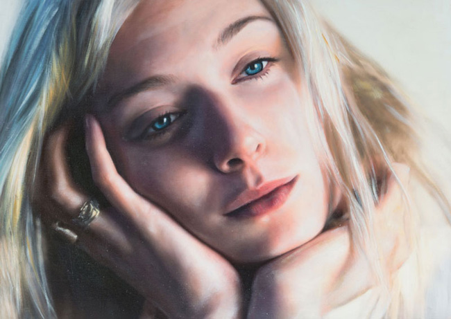 Elizabeth Debicki sinh ra tại Pháp. Năm 5 tuổi, cô chuyển đến Úc cùng bố mẹ.