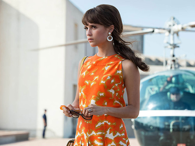 Đọ dáng cùng Elizabeth Debicki trong The Man from U.N.C.L.E là nữ diễn viên Alicia Vikander.