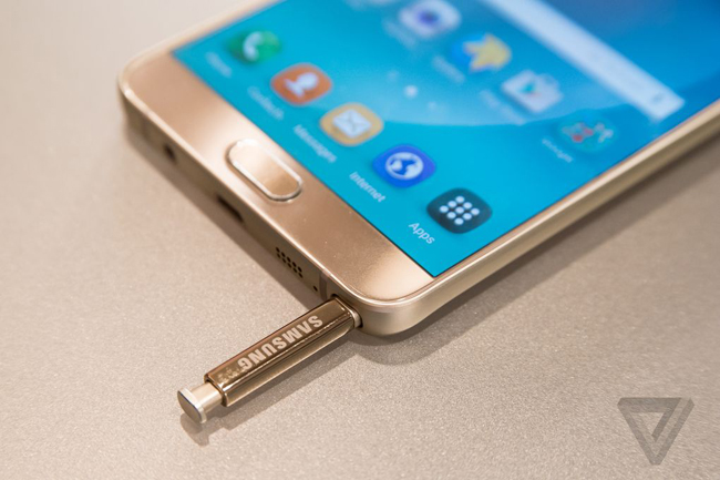 Một trong những bước đột phá của Samsung trên Galaxy Note 5 là công nghệ sạc siêu tốc. Máy có thể được sạc đầy trong khoảng 90 phút với sạc nhanh có dây và trong khoảng 120 phút với bộ sạc không dây mới nhất của Samsung.