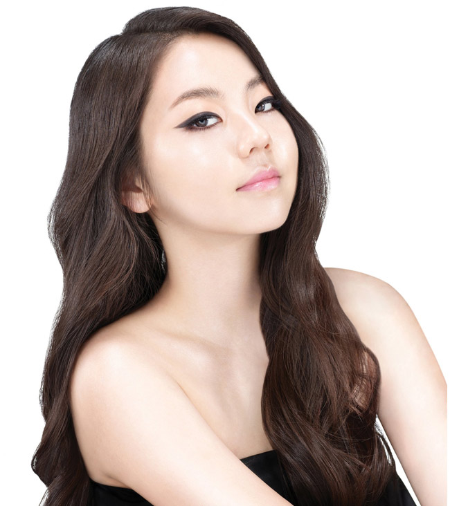 Nữ ca sỹ&nbsp;Sohee với đôi mắt một mí đặc trưng của người Hàn nhưng vẫn biến mình thành &#34;nàng tiên&#34; vì tài trang điểm.