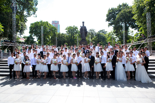 Sáng nay 16.8, tại đường 19/2 &#40;Hà Nội&#41; đã diễn ra cuộc thi Marathon Tình yêu&nbsp; - Thử thách và Lễ rước dâu tập thể với sự tham dự của 50 cặp đôi sắp cưới.